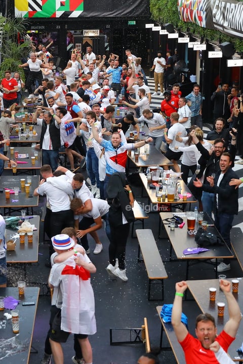 Quarter final England vs Ukraine

London (United Kingdom United Kingdom), 03/07/2021.- England supporters react as they watch a public viewing of the UEFA EURO 2020 quarter final soccer match between England and Ukraine, in Boxpark, Croydon, London, Britain, 03 July 2021. (Ucrania, Reino Unido, Londres) EFE/EPA/VICKIE FLORES
DEP Fútbol GBR LONDON BRITAIN SOCCER UEFA EURO 2020 United Kingdom