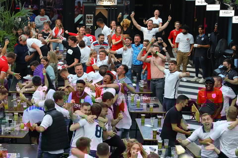Quarter final England vs Ukraine

London (United Kingdom United Kingdom), 03/07/2021.- England supporters react as they watch a public viewing of the UEFA EURO 2020 quarter final soccer match between England and Ukraine, in Boxpark, Croydon, London, Britain, 03 July 2021. (Ucrania, Reino Unido, Londres) EFE/EPA/VICKIE FLORES
DEP Fútbol GBR LONDON BRITAIN SOCCER UEFA EURO 2020 United Kingdom