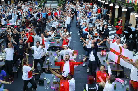 Quarter final England vs Ukraine

London (United Kingdom United Kingdom), 03/07/2021.- England supporters react as they watch a public viewing of the UEFA EURO 2020 quarter final soccer match between England and Ukraine, in Boxpark, Croydon, London, Britain, 03 July 2021. (Ucrania, Reino Unido, Londres) EFE/EPA/VICKIE FLORES
DEP Fútbol GBR LONDON BRITAIN SOCCER UEFA EURO 2020 United Kingdom