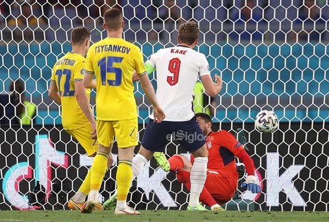 Quarter Final Ukraine vs England

Rome (Italy), 03/07/2021.- Harry Kane (2-R) of England scores the 3-0 lead during the UEFA EURO 2020 quarter final match between Ukraine and England in Rome, Italy, 03 July 2021. (Italia, Ucrania, Roma) EFE/EPA/Mike Hewitt / POOL (RESTRICTIONS: For editorial news reporting purposes only. Images must appear as still images and must not emulate match action video footage. Photographs published in online publications shall have an interval of at least 20 seconds between the posting.)

ENGLAND ENGLAND ENGLAND
DEP Fútbol ROME ENGLAND ITALY SOCCER UEFA EURO 2020 Italy