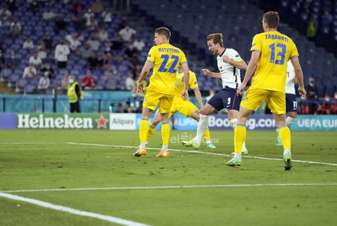 Quarter Final Ukraine vs England

Rome (Italy), 03/07/2021.- Harry Kane (C) of England scores his team's third goal during the UEFA EURO 2020 quarter final match between Ukraine and England in Rome, Italy, 03 July 2021. (Italia, Ucrania, Roma) EFE/EPA/Alessandra Tarantino / POOL (RESTRICTIONS: For editorial news reporting purposes only. Images must appear as still images and must not emulate match action video footage. Photographs published in online publications shall have an interval of at least 20 seconds between the posting.)
DEP Fútbol ROME ITALY SOCCER UEFA EURO 2020 Italy