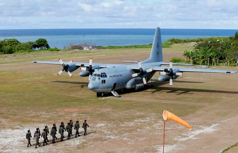 Esta imagen muestra un avión C-130 de transporte de tropas de la Fuerza Aérea de Filipinas, en la isla de Thitu, en el archipiélago disputado de Spratlys, en el Mar de la China Meridional en el oeste de Filipina.