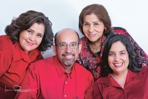 04072021 Enfermera María del Socorro Martínez Mendoza y sus hijos, lic. Cecilia Angélica de la Peña Martínez, dra. Ruth de la Peña Martínez y dr. Carlos Eli de la Peña Martínez.