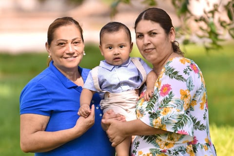 05072021 André Núñez Cuevas con sus abuelitas Aracely Hernández y Gabriela Sánchez.