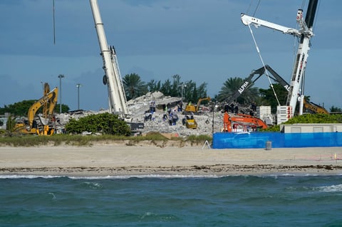 El edificio parcialmente derrumbado en Miami-Dade fue demolido por completo