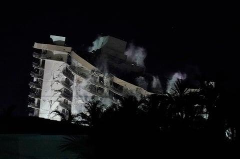 El edificio parcialmente derrumbado en Miami-Dade fue demolido por completo
