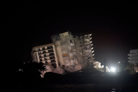 El edificio parcialmente derrumbado en Miami-Dade fue demolido por completo