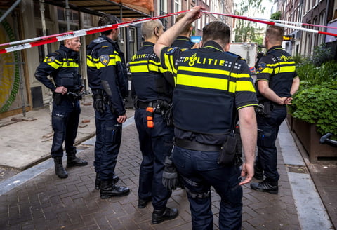 Periodista neerlandés se encuentra en estado grave tras recibir disparos en Ámsterdam