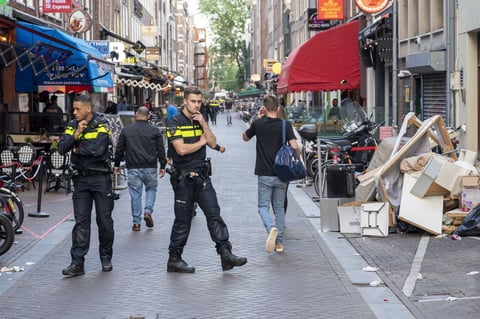 Periodista neerlandés se encuentra en estado grave tras recibir disparos en Ámsterdam