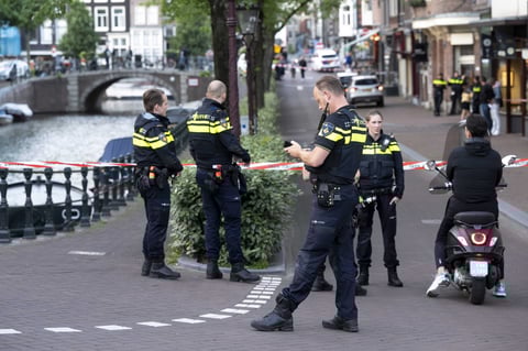 Periodista neerlandés se encuentra en estado grave tras recibir disparos en Ámsterdam
