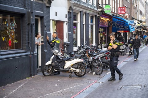Periodista neerlandés se encuentra en estado grave tras recibir disparos en Ámsterdam