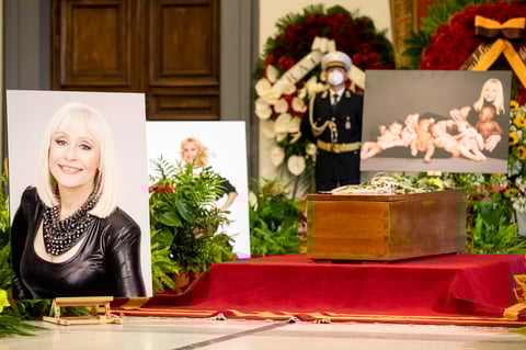 Italia se despide de su gran diva, Raffaella Carrà, con unas exequias de tres días