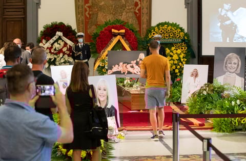 Italia se despide de su gran diva, Raffaella Carrà, con unas exequias de tres días
