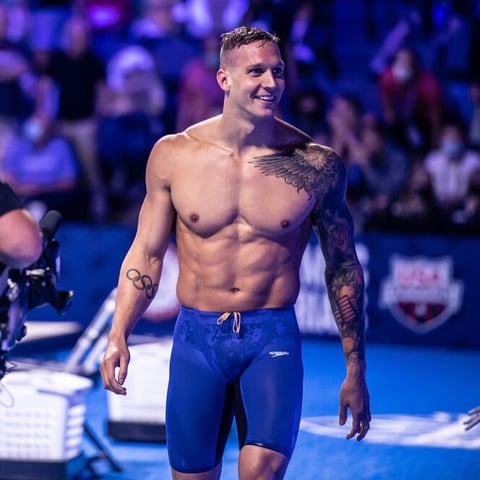 Sin embargo, el equipo de Estados Unidos ve en Caeleb Dressel un atleta que puede completar el enorme vacío que deja Phelps, ya que consiguió seis títulos mundiales durante el año 2019, y batió récords en piscina corta en 2020.