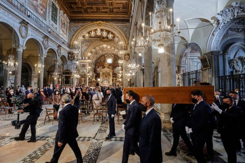 En su interior se sentaron, debidamente distanciados, sus más allegados, entre ellos el bailaor español Joaquín Cortés o la coreógrafa italiana Carmen Russo, mientras que en el exterior cientos de admiradores seguían la ceremonia en pantallas gigantes.