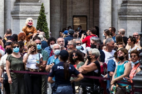 El féretro, expuesto en los últimos tres días en la capilla ardiente en el palacio del Campidoglio, el ayuntamiento de la capital, entró en la iglesia a hombros, tras haber hecho un último recorrido en un coche escoltado bordeando los Foros Imperiales.