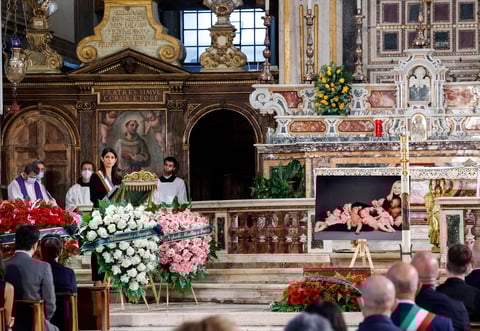 El padre Castaldi habló de la profunda fe de Raffaella, sobre todo hacia el Padre Pío, santo de gran devoción popular. Tal es así que la artista acudía a menudo al monasterio, había amadrinado su nuevo centro de comunicaciones y en 2002 presentó un documental sobre su figura.