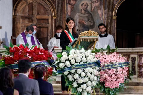 Porque, explicó el sacerdote, ella, a pesar de las dudas que surgen antes de perecer, era consciente de 'todo el bien que había sembrado', un bien 'sin banderas ni colores'.