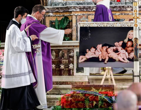 Raffaella no era romana, sino boloñesa de nacimiento, pero la capital italiana se convirtió en el lugar en el que vivió e hizo carrera, elevándose como toda una italiana universal, rostro de los años más dorados del espectáculo italiano.