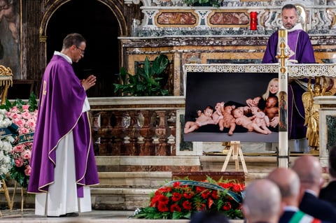 Así, el cadáver de la artista será incinerado y después llevado al monasterio de San Giovanni Rotondo, una 'etapa' previa al traslado de la urna al lugar en el que se quedará para siempre, su villa del Argentario, un monte en una península frente las costas toscanas.