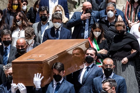 '¡Quién sabe si nos damos cuenta de la importancia de los artistas, de cuánto bien generan en las personas', proclamó el sacerdote frente al féretro, rodeado de flores y fotografías.
