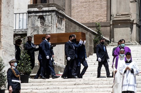 El funeral fue oficiado por el padre Simone Castaldi y cuatro frailes capuchinos del monasterio de San Giovanni Rotondo, custodio de los restos del santo más venerado de Italia, el Padre Pío, del que Raffaella era sumamente devota.
