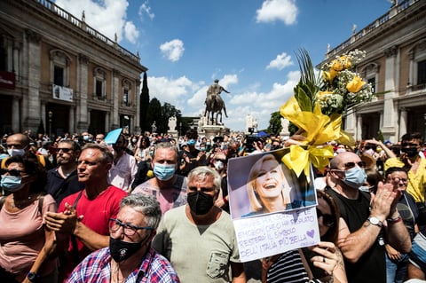 El funeral de Raffaella Carrà fue vivido como un acontecimiento nacional, reuniendo a autoridades, amigos, colaboradores, bailarines o seguidores, y, de hecho, fue retransmitido en directo por el primer canal de la televisión pública, la RAI.