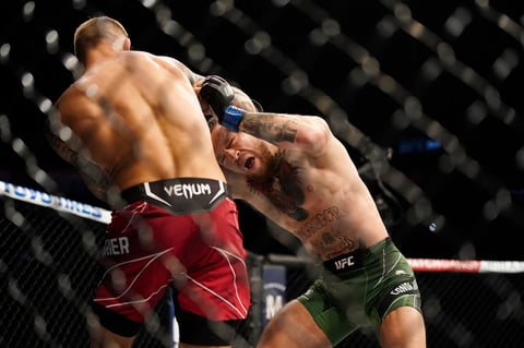 Dustin Poirier gana a Conor McGregor quien se fracturó una tibia