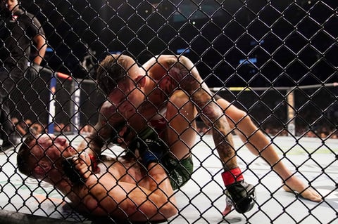 Dustin Poirier gana a Conor McGregor quien se fracturó una tibia