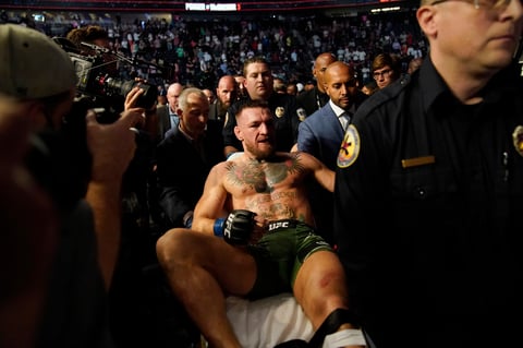Dustin Poirier gana a Conor McGregor quien se fracturó una tibia