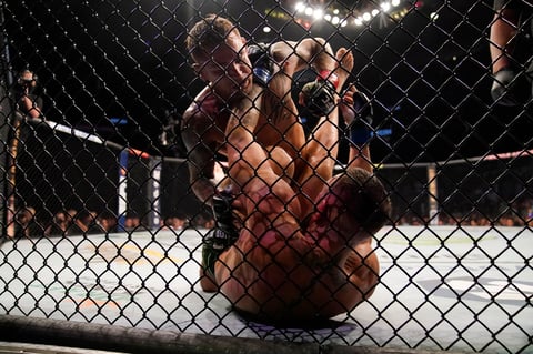 Dustin Poirier gana a Conor McGregor quien se fracturó una tibia