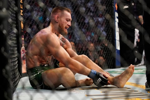 Dustin Poirier gana a Conor McGregor quien se fracturó una tibia