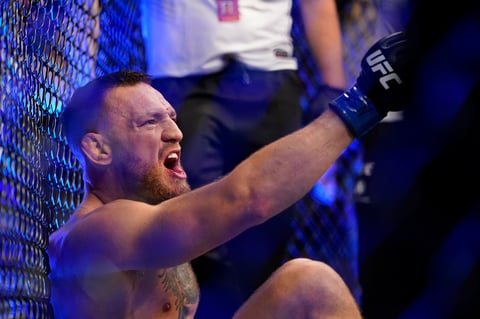 Dustin Poirier gana a Conor McGregor quien se fracturó una tibia