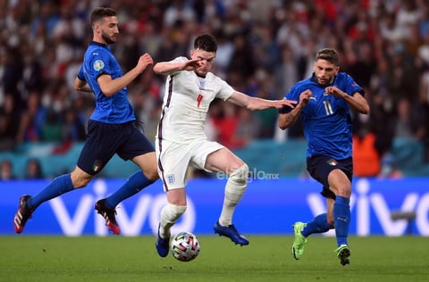 Final - Italy vs England

London (United Kingdom), 11/07/2021.- Domenico Berardi of Italy (R) in action against Declan Rice of England (C) during the UEFA EURO 2020 final between Italy and England in London, Britain, 11 July 2021. (Italia, Reino Unido, Londres) EFE/EPA/Laurence Griffiths / POOL (RESTRICTIONS: For editorial news reporting purposes only. Images must appear as still images and must not emulate match action video footage. Photographs published in online publications shall have an interval of at least 20 seconds between the posting.)

ITALY
DEP Fútbol LONDON ITALY BRITAIN SOCCER UEFA EURO 2020 United Kingdom