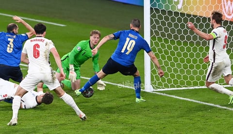 Final - Italy vs England

London (United Kingdom), 11/07/2021.- Leonardo Bonucci of Italy scores the 1-1 during the UEFA EURO 2020 final between Italy and England in London, Britain, 11 July 2021. (Italia, Reino Unido, Londres) EFE/EPA/Facundo Arrizabalaga / POOL (RESTRICTIONS: For editorial news reporting purposes only. Images must appear as still images and must not emulate match action video footage. Photographs published in online publications shall have an interval of at least 20 seconds between the posting.)
DEP Fútbol LONDON BRITAIN SOCCER UEFA EURO 2020 United Kingdom
