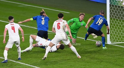 Final - Italy vs England

London (United Kingdom), 11/07/2021.- Leonardo Bonucci (R) of Italy scores the 1-1 during the UEFA EURO 2020 final between Italy and England in London, Britain, 11 July 2021. (Italia, Reino Unido, Londres) EFE/EPA/Facundo Arrizabalaga / POOL (RESTRICTIONS: For editorial news reporting purposes only. Images must appear as still images and must not emulate match action video footage. Photographs published in online publications shall have an interval of at least 20 seconds between the posting.)
DEP Fútbol LONDON BRITAIN SOCCER UEFA EURO 2020 United Kingdom