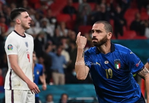 Final - Italy vs England

London (United Kingdom), 11/07/2021.- Leonardo Bonucci (R) of Italy celebrates scoring the equalizer during the UEFA EURO 2020 final between Italy and England in London, Britain, 11 July 2021. (Italia, Reino Unido, Londres) EFE/EPA/Paul Ellis / POOL (RESTRICTIONS: For editorial news reporting purposes only. Images must appear as still images and must not emulate match action video footage. Photographs published in online publications shall have an interval of at least 20 seconds between the posting.)
DEP Fútbol LONDON BRITAIN SOCCER UEFA EURO 2020 United Kingdom
