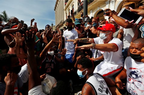 '¡Libertad!', dicen Cubanos al tomar las calles para protestar en contra del Gobierno