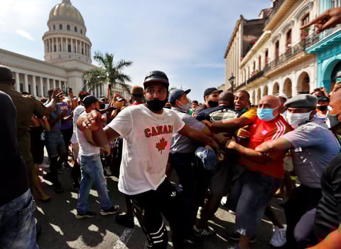 '¡Libertad!', dicen Cubanos al tomar las calles para protestar en contra del Gobierno