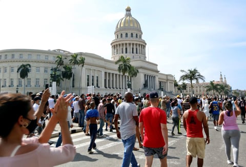 '¡Libertad!', dicen Cubanos al tomar las calles para protestar en contra del Gobierno