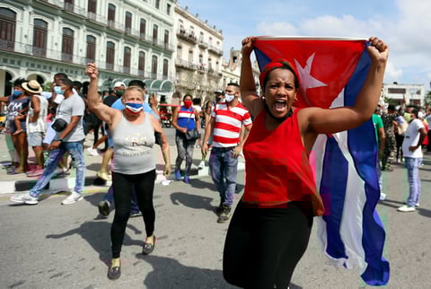 '¡Libertad!', dicen Cubanos al tomar las calles para protestar en contra del Gobierno