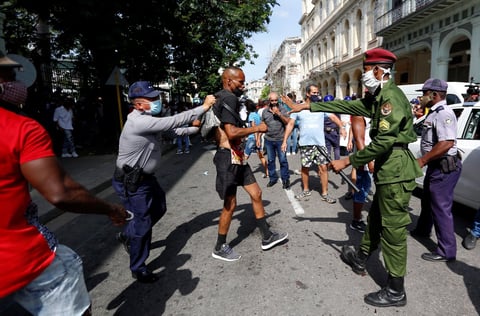 '¡Libertad!', dicen Cubanos al tomar las calles para protestar en contra del Gobierno