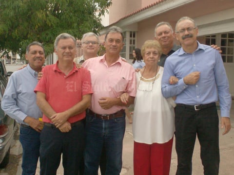 11072021 Doña Vicky Escalante, cumplió 88 años acompañada de sus hijos Jesús, Francisco, Rubén, José, Roberto y Raymundo.