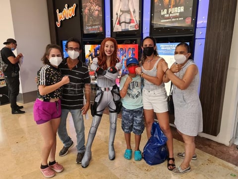 12072021 Laguneros se tomaron foto con la 'Black Widow Lagunera'.