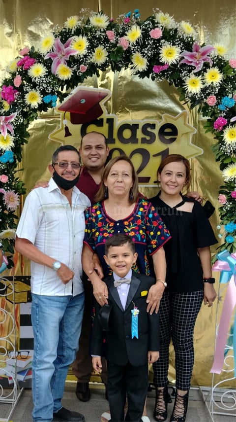 11072021 Festejando la graduación del kinder de Mateo Valadez Sánchez, su mamá, abuelitos y tíos.