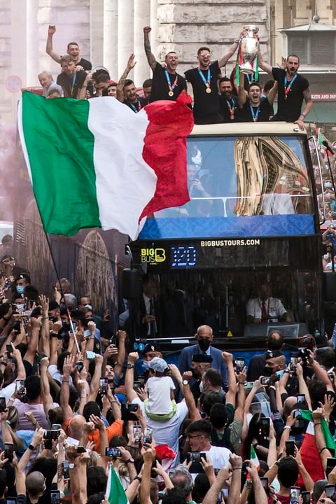 Tras ser recibida por el presidente de la República italiana, Sergio Mattarella, y por el primer ministro, Mario Draghi, Italia subió a un autobús descubier