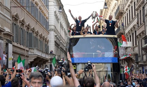 Tras ser recibida por el presidente de la República italiana, Sergio Mattarella, y por el primer ministro, Mario Draghi, Italia subió a un autobús descubier