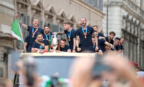 Tras ser recibida por el presidente de la República italiana, Sergio Mattarella, y por el primer ministro, Mario Draghi, Italia subió a un autobús descubier