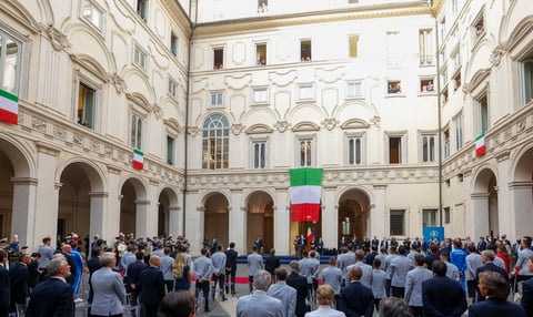 Tras ser recibida por el presidente de la República italiana, Sergio Mattarella, y por el primer ministro, Mario Draghi, Italia subió a un autobús descubier