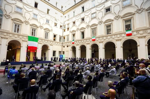 Tras ser recibida por el presidente de la República italiana, Sergio Mattarella, y por el primer ministro, Mario Draghi, Italia subió a un autobús descubier
